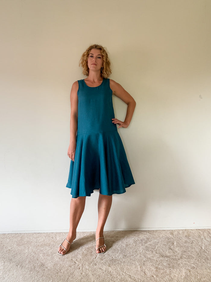 Sleeveless Vi Dress in Ocean Blue Linen